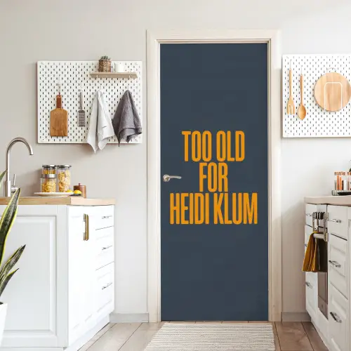 Too old for heidi klum - Geel - Blauw deurposter klein -sfeer5
