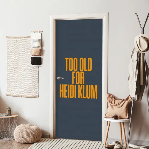Too old for heidi klum - Geel - Blauw deurposter klein -sfeer6