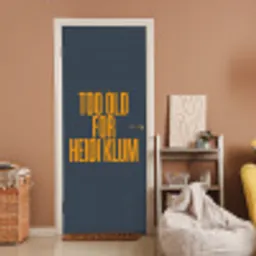 Too old for heidi klum - Geel - Blauw deurposter klein -sfeer1