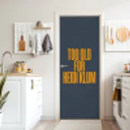 Too old for heidi klum - Geel - Blauw deurposter klein -sfeer5