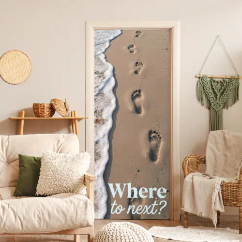 Where to next - Strand - Voetstappen deurposter klein -sfeer2