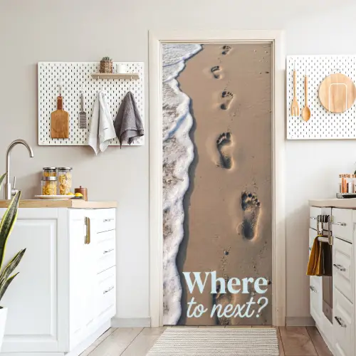 Where to next - Strand - Voetstappen deurposter klein -sfeer5