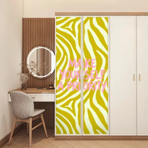 Zebraprint - Priority - Roze deurposter klein -sfeer3