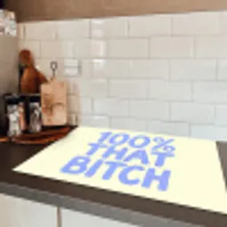100% that bitch - Blauw - Wit Inductie beschermer vinyl 3mm klein -sfeer3