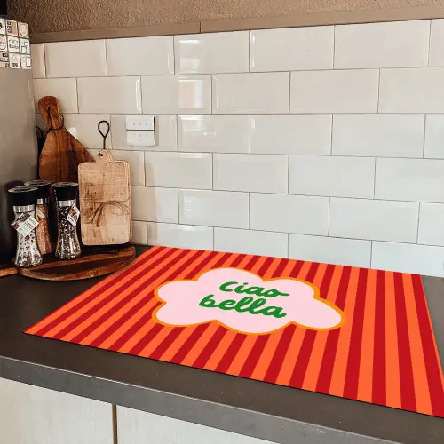Ciao bella - Tekstwolk - Strepen - Oranje Inductie beschermer vinyl 3mm klein -sfeer3