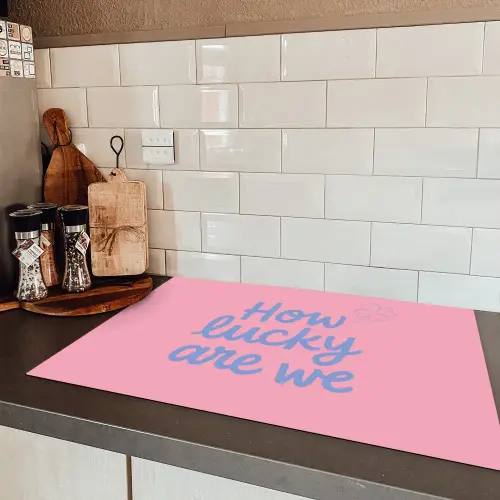 How lucky are we - Klavervier - Roze - Blauw Inductie beschermer vinyl 3mm klein -sfeer3
