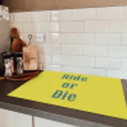 Ride or die - Geel - Blauw Inductie beschermer vinyl 3mm klein -sfeer3