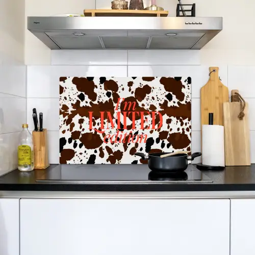 Koeienprint - Limited edition - Rood Inductie beschemer met haakjes klein -sfeer2