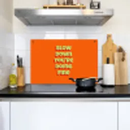Slow down you're doing fine - Oranje - Simple Inductie beschemer met haakjes klein -sfeer2