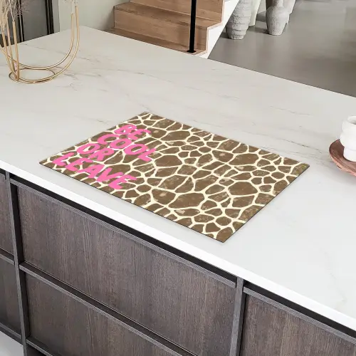Tekst - Be cool or leave - Roze - Giraffenprint Inductie beschermer vinyl 3mm klein -sfeer8