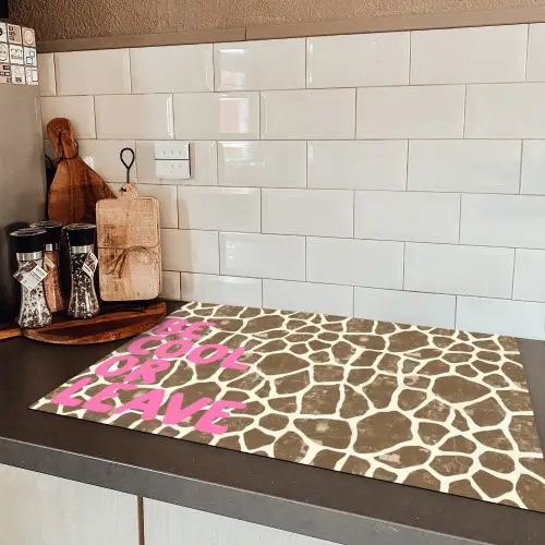 Tekst - Be cool or leave - Roze - Giraffenprint Inductie beschermer vinyl 3mm klein -sfeer3