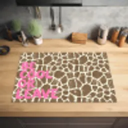 Tekst - Be cool or leave - Roze - Giraffenprint Inductie beschermer vinyl 3mm klein -sfeer5