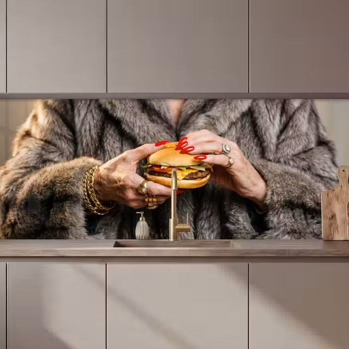 Keuken achterwand - Vrouw - Hamburger - Bontjas