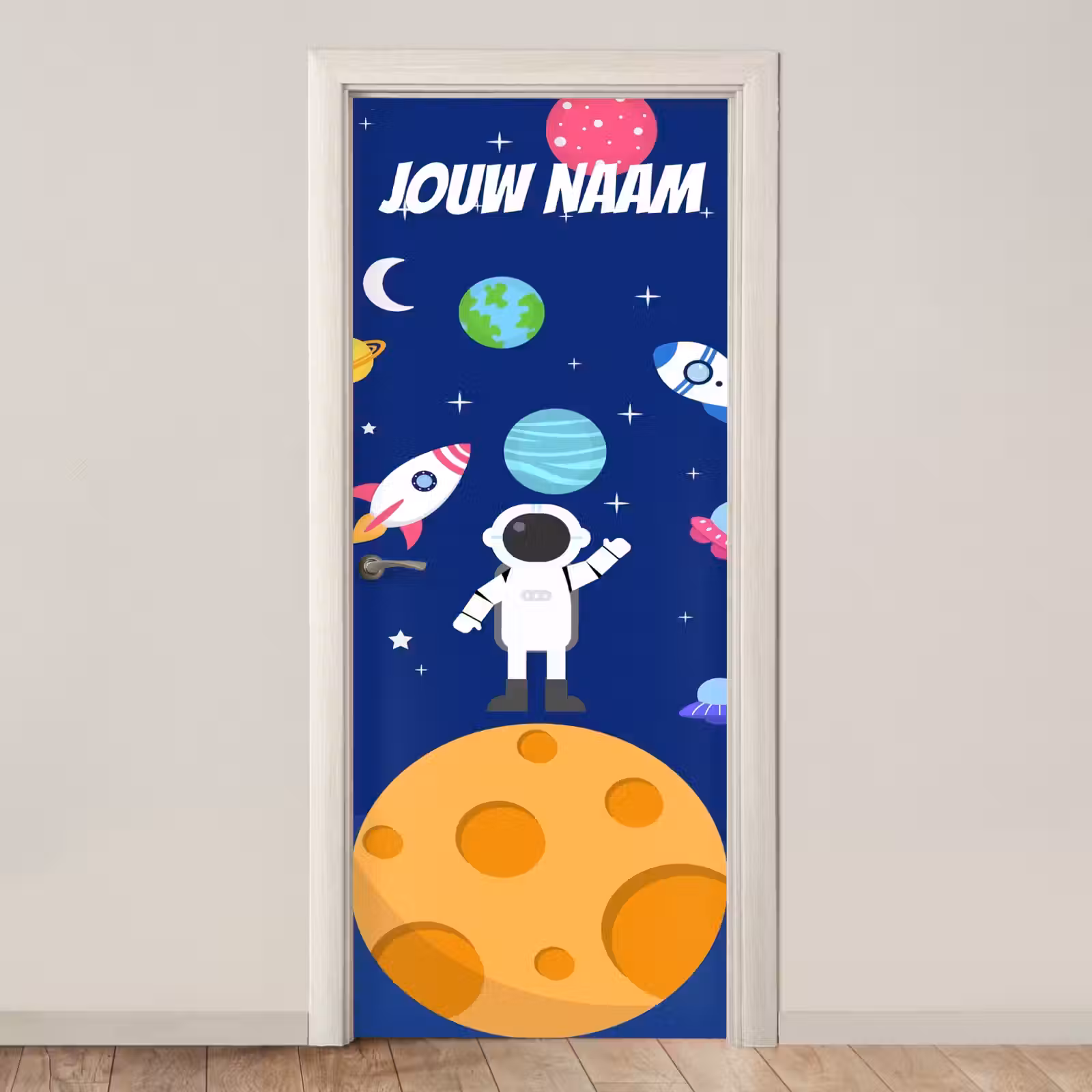 Cartoon astronaut op een planeet met raketten en de tekst “Deze kamer is van: jouw naam”. deurposter klein -3d_beige