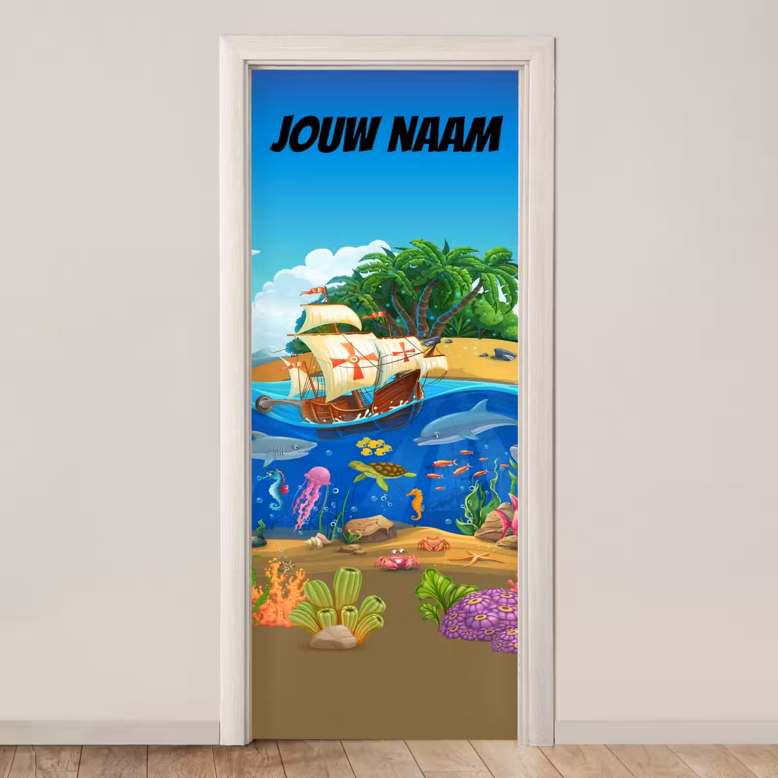 Piratenschip bij een eiland met onderwaterdieren en de tekst “Deze kamer is van: jouw naam”. deurposter klein -3d_beige