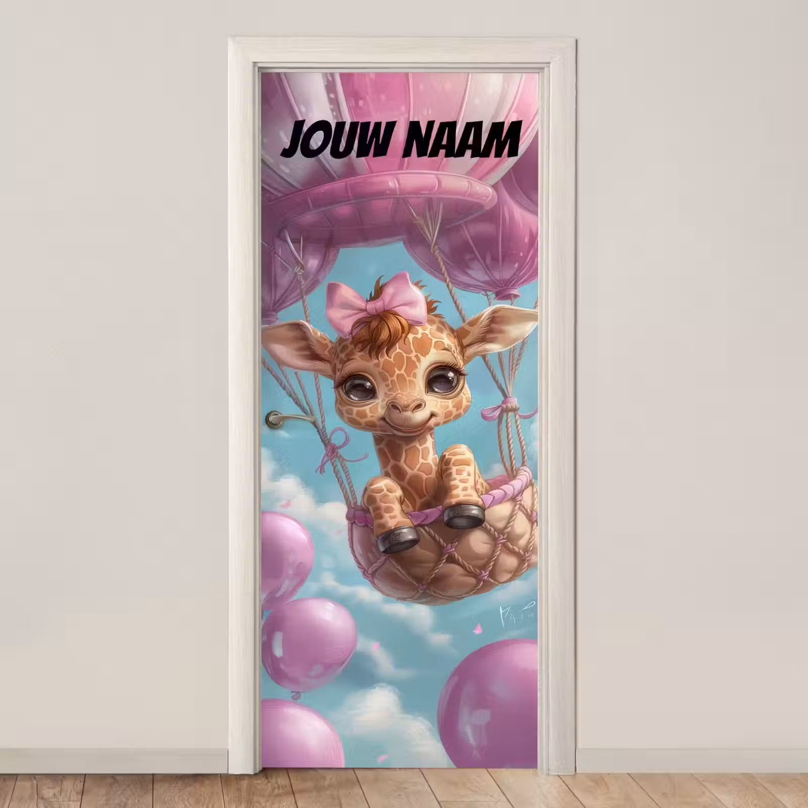 Schattige giraffe in luchtballon met de tekst “Deze kamer is van: jouw naam”. deurposter klein -3d_beige