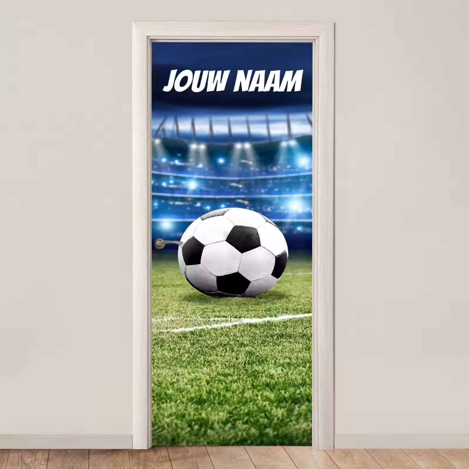 Voetbal op grasveld in een stadion met verlichting en personaliseerbare tekst bovenaan. deurposter klein -3d_beige