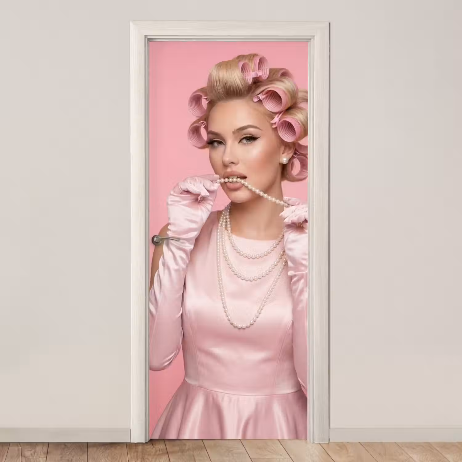 Vrouw - Roze - Parelketting - Krulspelden deurposter klein -3d_beige