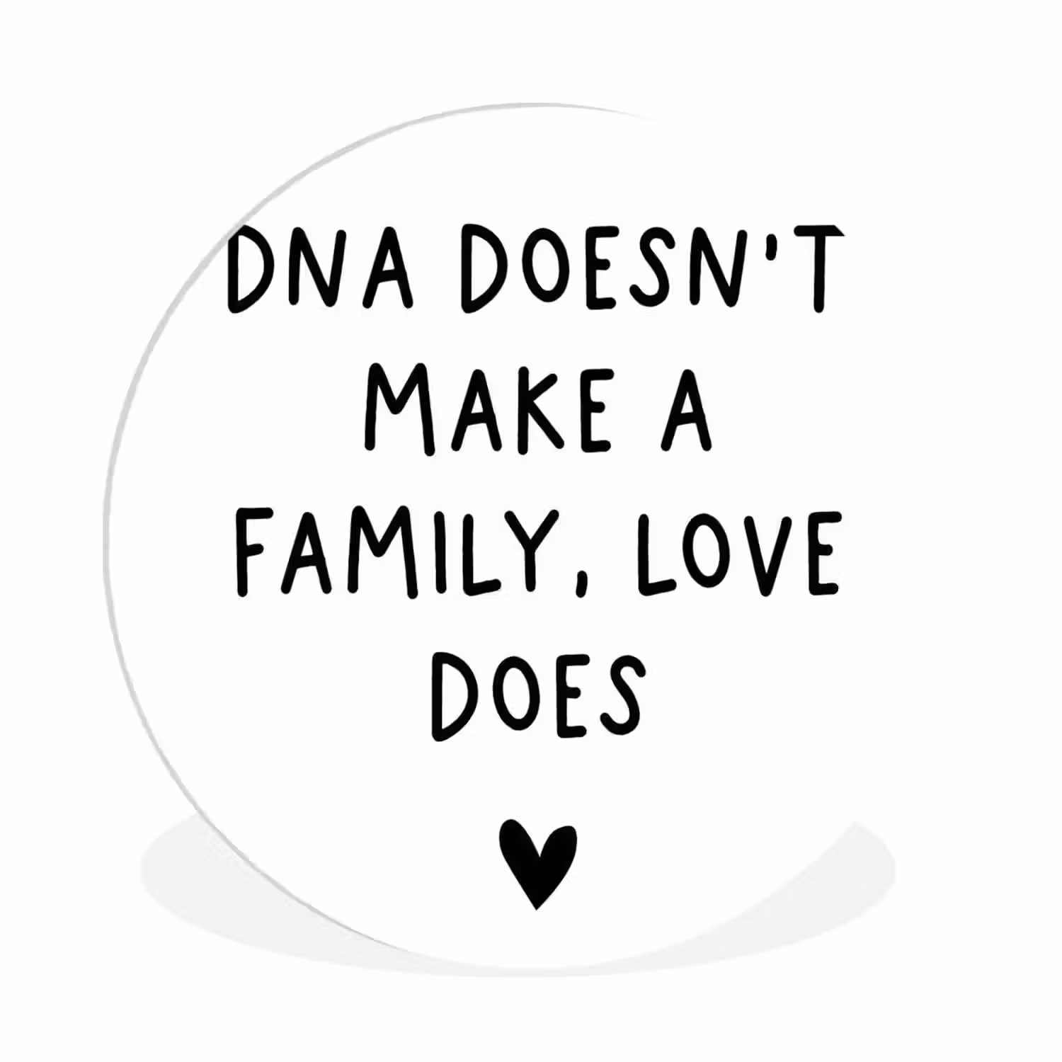Engelse quote "DNA doesn't make a family, love does" met een hartje op een witte achtergrond Wandcirkel kunststof plaat 5mm dik klein -3d