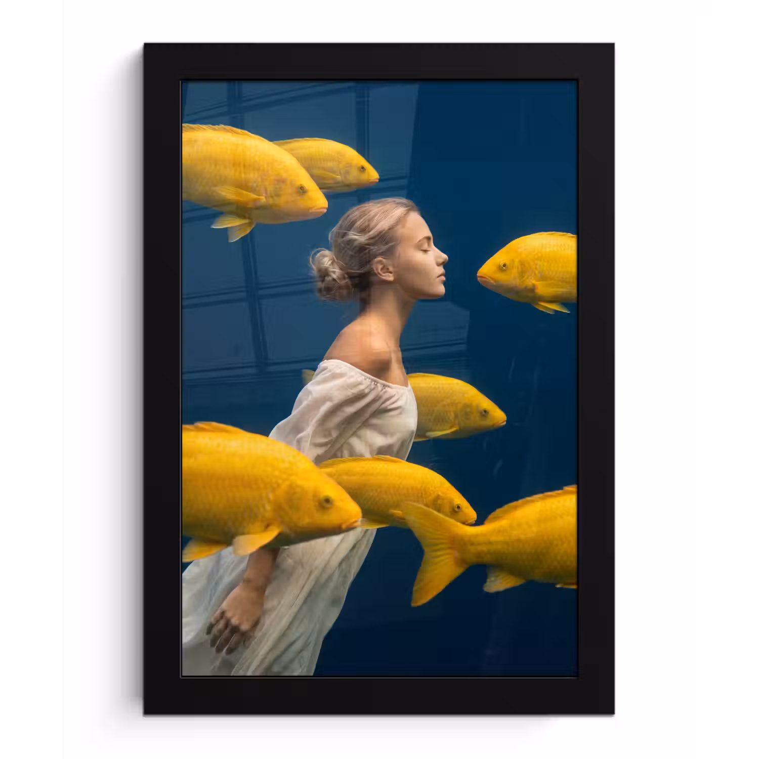 Vrouw - Vis - Water - Natuur - Geel fotolijst zwart zonder passe partout klein -3d