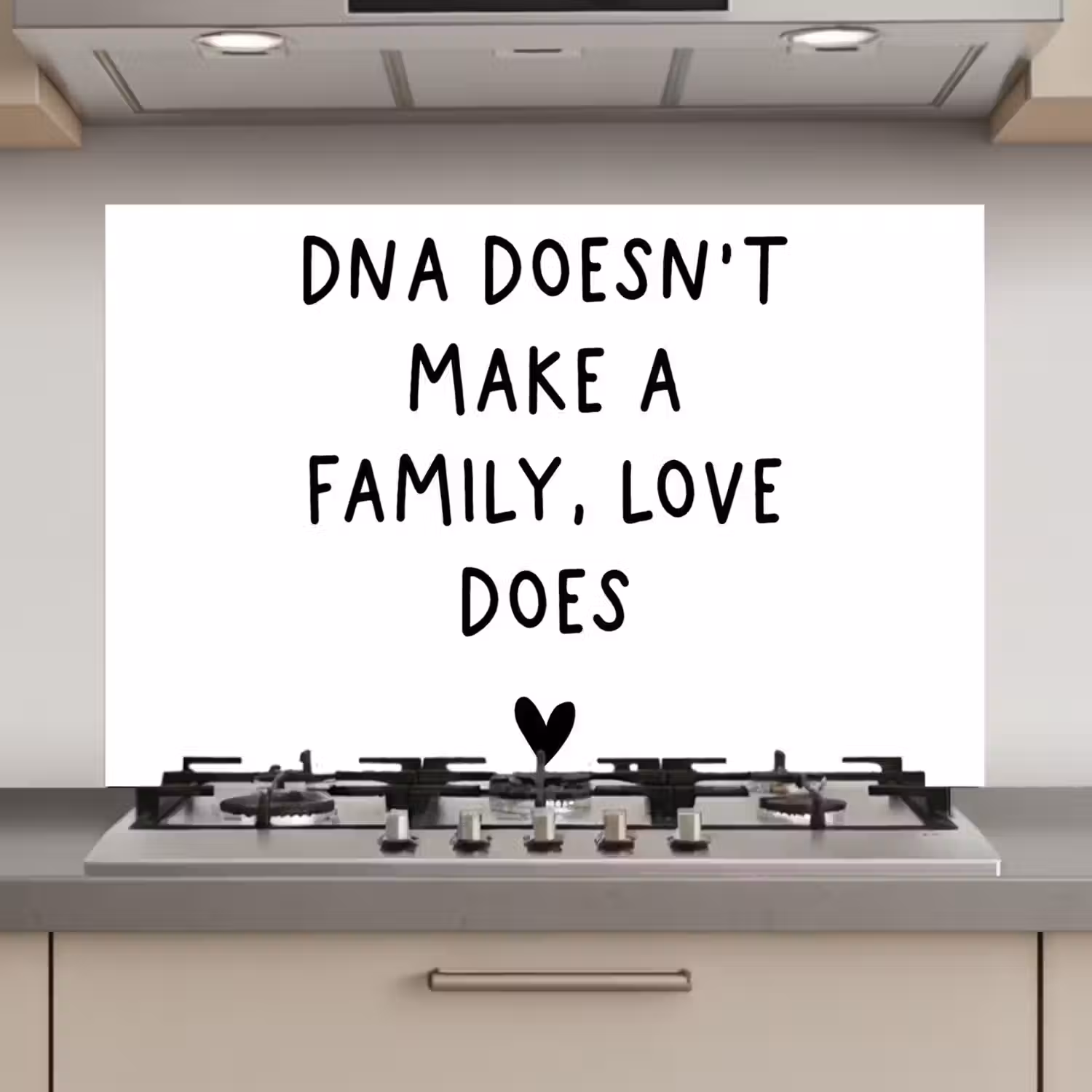 Engelse quote "DNA doesn't make a family, love does" met een hartje op een witte achtergrond keuken achterwand spatscherm klein -3d_website