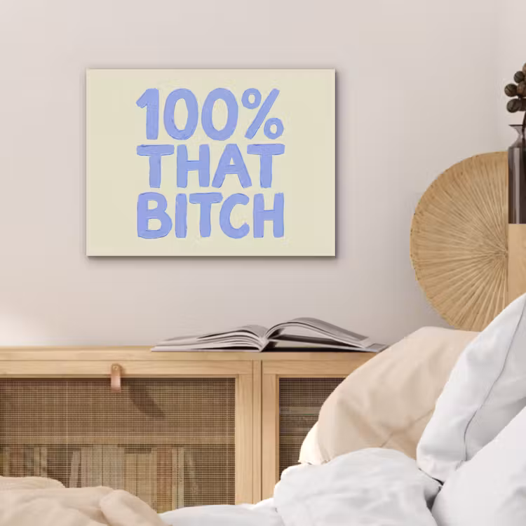100% that bitch - Blauw - Wit PET vilt klein -sfeer3