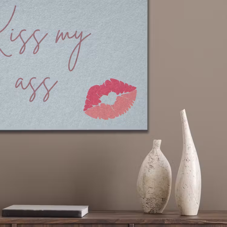 Kiss my ass - Lip - Blauw PET vilt klein -sfeer6_closeup