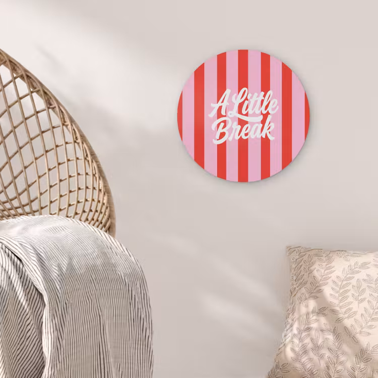 A Little Break - Strepen - Rood - Roze Akoestische PET Vilt - Rond klein -sfeer4