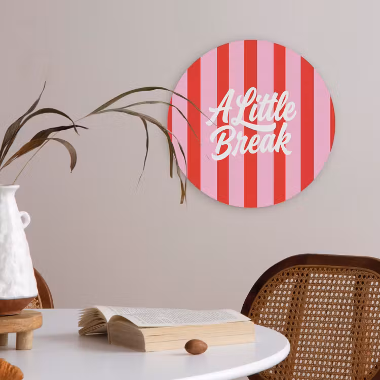 A Little Break - Strepen - Rood - Roze Akoestische PET Vilt - Rond klein -sfeer3