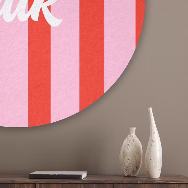 A Little Break - Strepen - Rood - Roze Akoestische PET Vilt - Rond klein -sfeer5_closeup