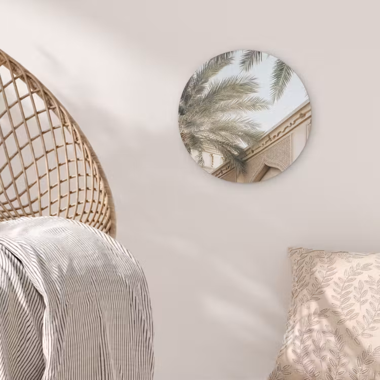 Gebouw - Palmbomen - Beige - Zon Akoestische PET Vilt - Rond klein -sfeer4