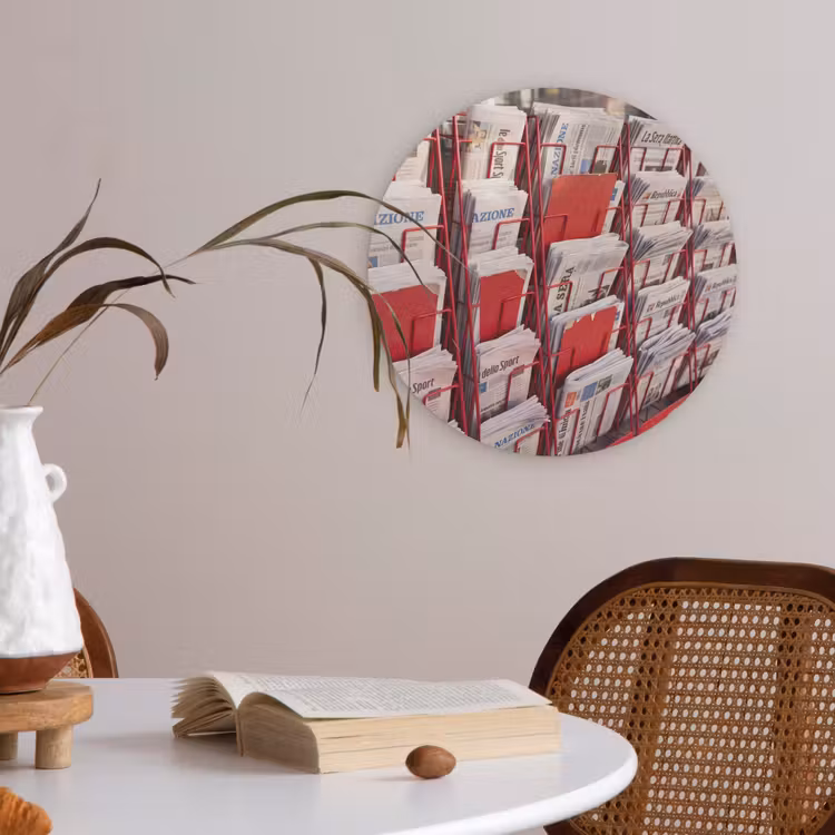 Kranten - Rek - Stedelijk - Dagelijks leven - Rood Akoestische PET Vilt - Rond klein -sfeer3