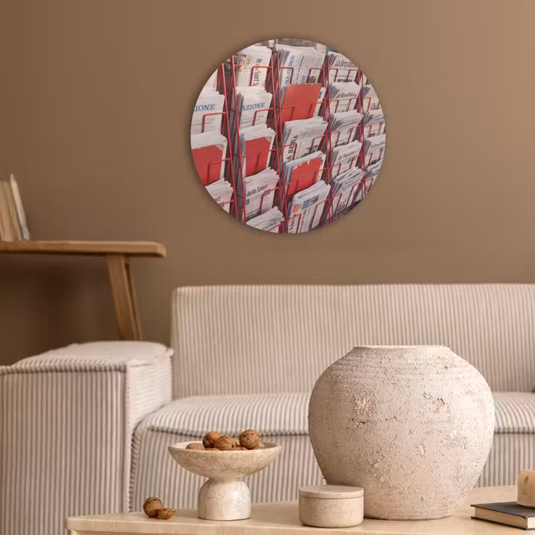 Kranten - Rek - Stedelijk - Dagelijks leven - Rood Akoestische PET Vilt - Rond klein -sfeer1