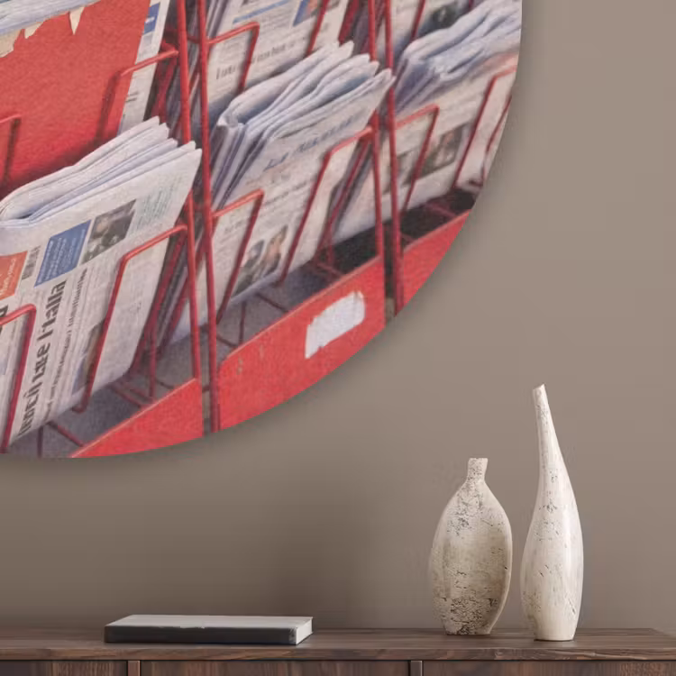 Kranten - Rek - Stedelijk - Dagelijks leven - Rood Akoestische PET Vilt - Rond klein -sfeer5_closeup