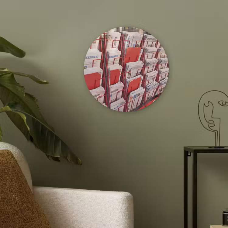 Kranten - Rek - Stedelijk - Dagelijks leven - Rood Akoestische PET Vilt - Rond klein -sfeer2