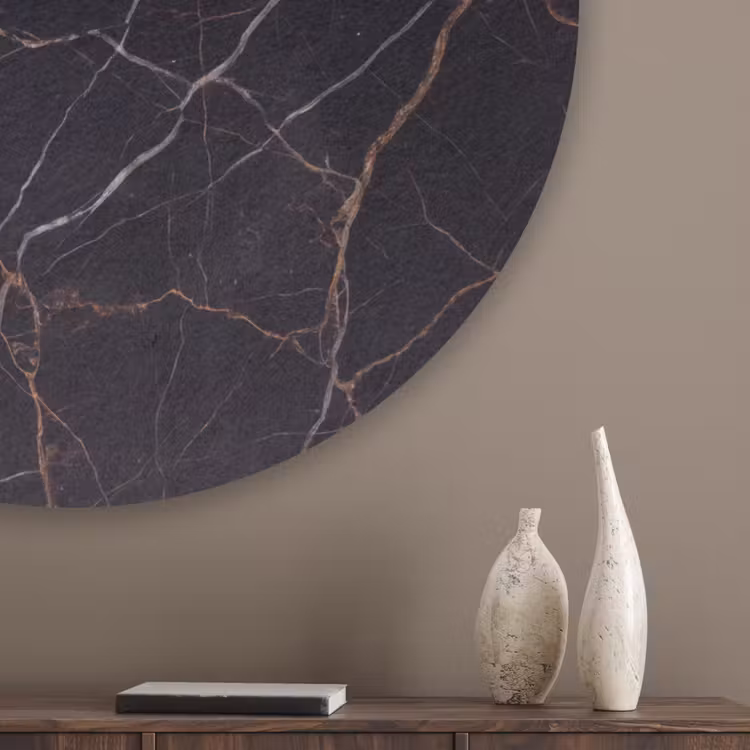 Natuursteen - Marmerpatroon - Abstract - Modern - Zwart - Goud Akoestische PET Vilt - Rond klein -sfeer5_closeup