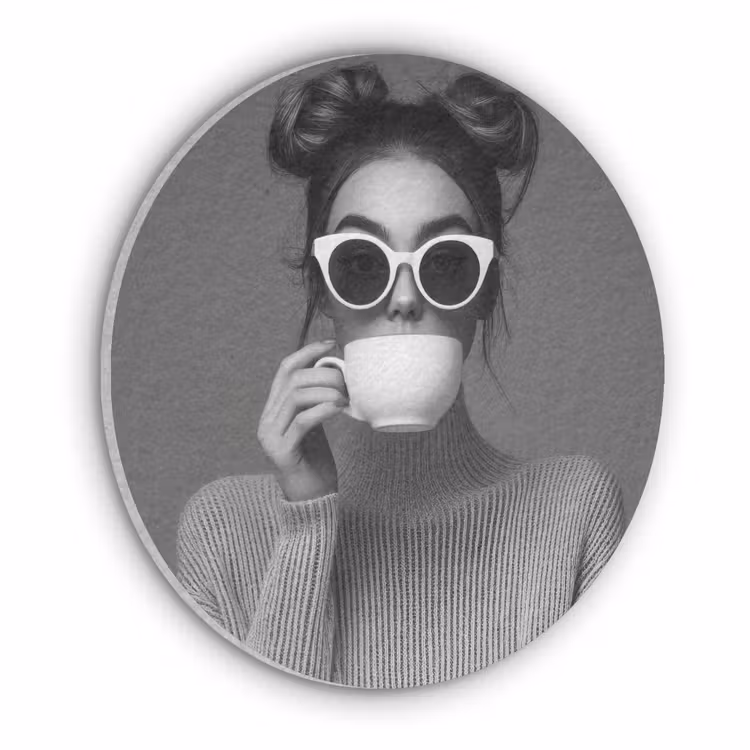Vrouw - Koffie - Zwart - Wit Akoestische PET Vilt - Rond klein -3d