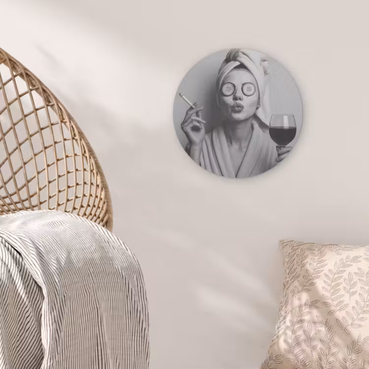 Vrouw - Masker - Wijn - Sigaret Akoestische PET Vilt - Rond klein -sfeer4