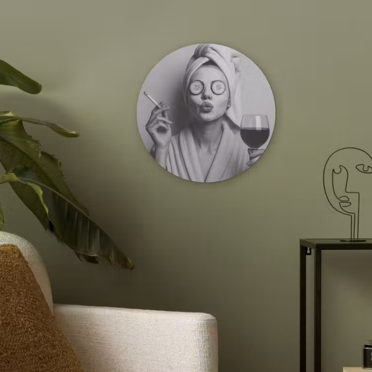 Vrouw - Masker - Wijn - Sigaret Akoestische PET Vilt - Rond klein -sfeer2