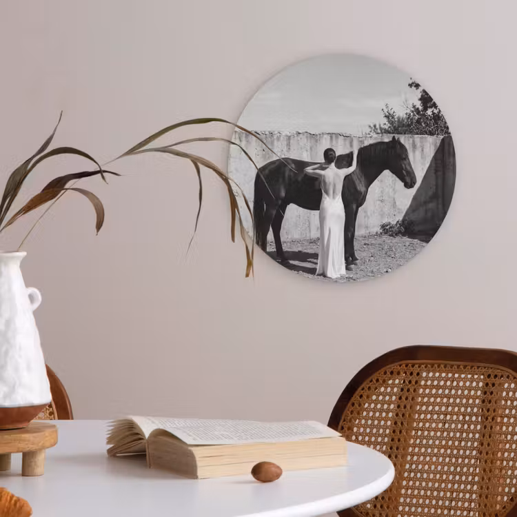 Vrouw - Paard - Artistiek Akoestische PET Vilt - Rond klein -sfeer3