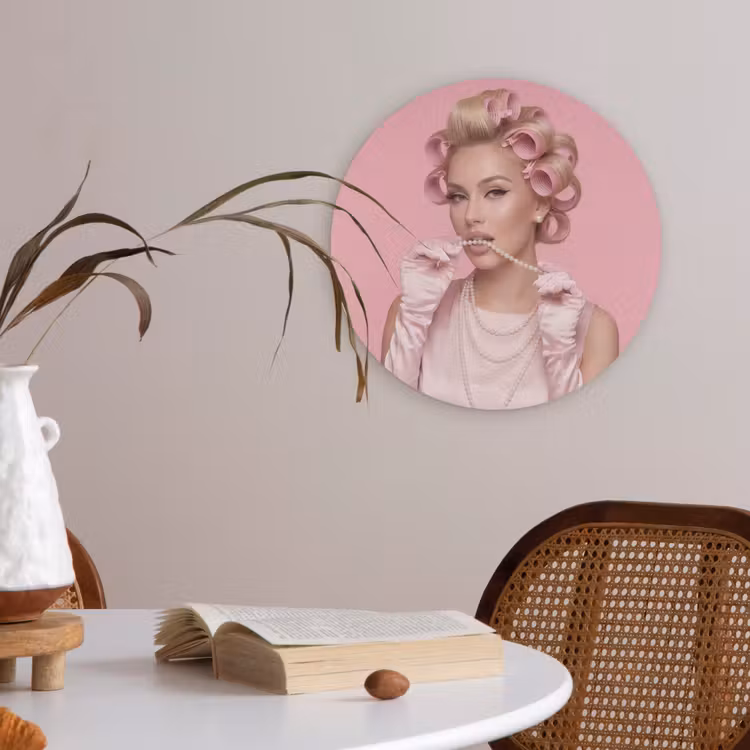 Vrouw - Roze - Parelketting - Krulspelden Akoestische PET Vilt - Rond klein -sfeer3