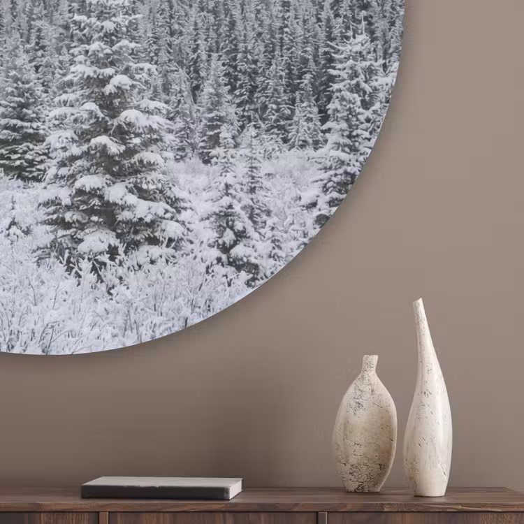 Weg - Bergen - Sneeuw - Naaldbos - Avontuurlijk Akoestische PET Vilt - Rond klein -sfeer5_closeup
