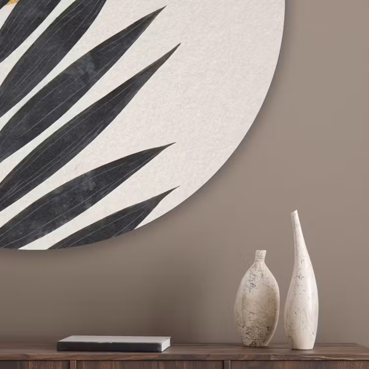 Zwart palmblad - Gouden cirkel - Beige achtergrond Akoestische PET Vilt - Rond klein -sfeer5_closeup