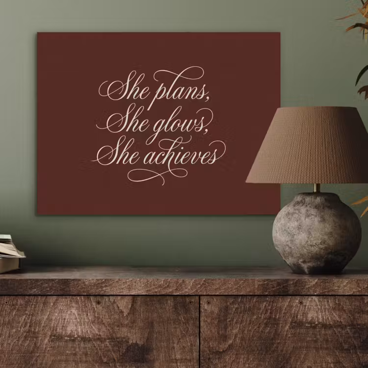 She plans she glows she achieves - Rood - Cursief PET vilt klein -sfeer2