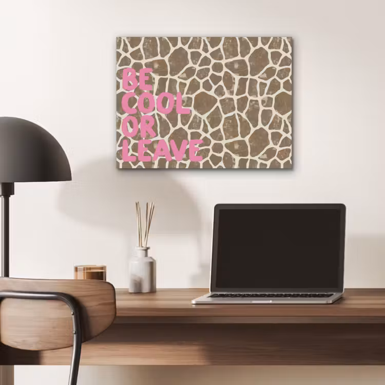 Tekst - Be cool or leave - Roze - Giraffenprint PET vilt klein -sfeer5
