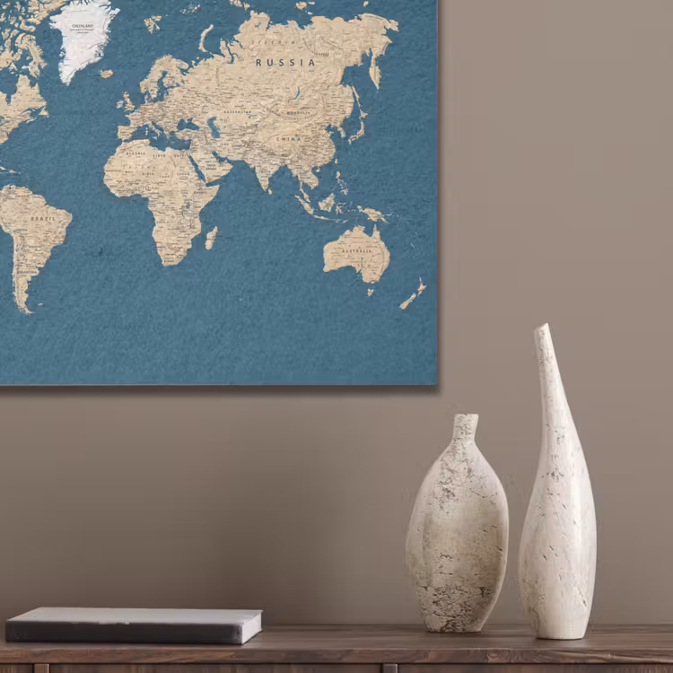 Wereldkaart - Donkerblauw - Beige PET vilt klein -sfeer6_closeup
