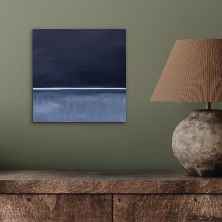 Abstract - Horizontale lijn - Minimalistisch - Donkerblauw - Kunst aluminium wit klein -sfeer2