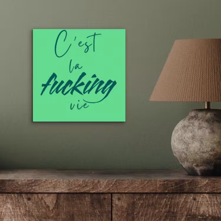 c'est la fucking vie - Groen - Penseelstijl aluminium wit klein -sfeer2