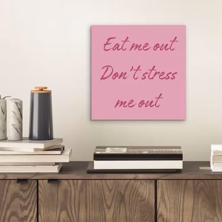 Eat me out don't stress me out - Roze - Handgeschreven aluminium wit klein -sfeer1
