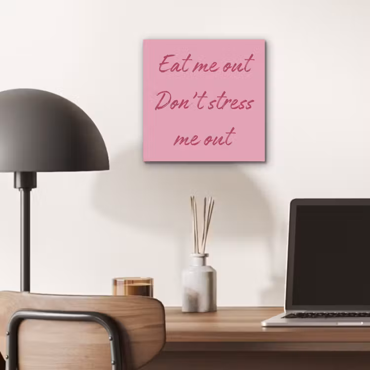 Eat me out don't stress me out - Roze - Handgeschreven aluminium wit klein -sfeer5